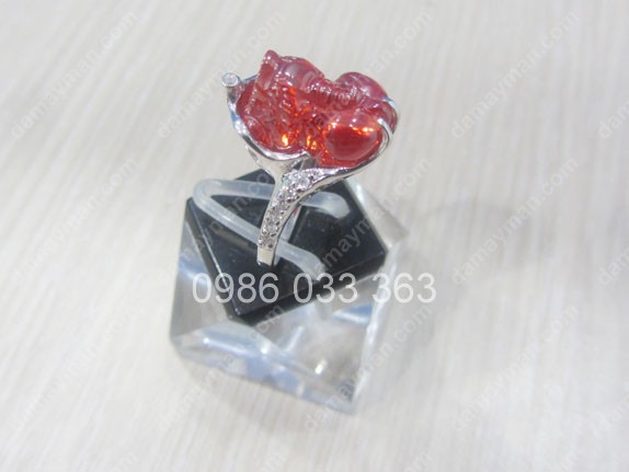 Nhẫn Tỳ Hưu Đá Sapphire Đỏ